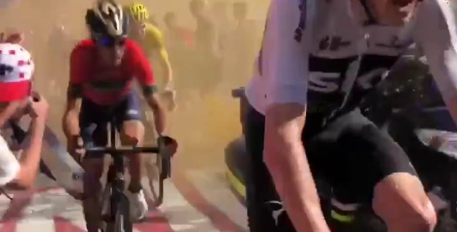 Caduta-Tifoso-Fotocamera-Vincenzo-Nibali-Tour-de-France-2018.jpg