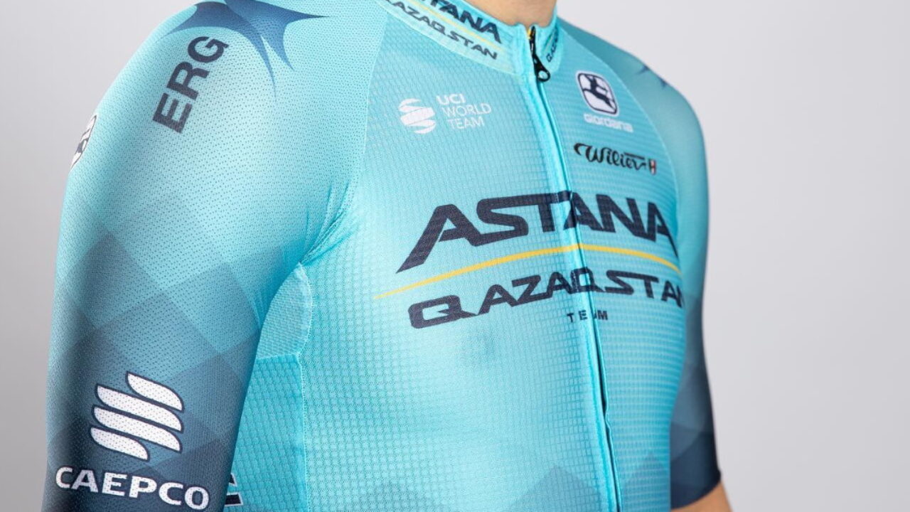Astana Qazaqstan, presentata la maglia 2022 - SpazioCiclismo