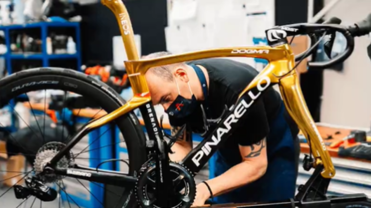 Ineos Grenadiers, presentata la Pinarello del campione olimpico Richard  Carapaz per il 2022 - SpazioCiclismo