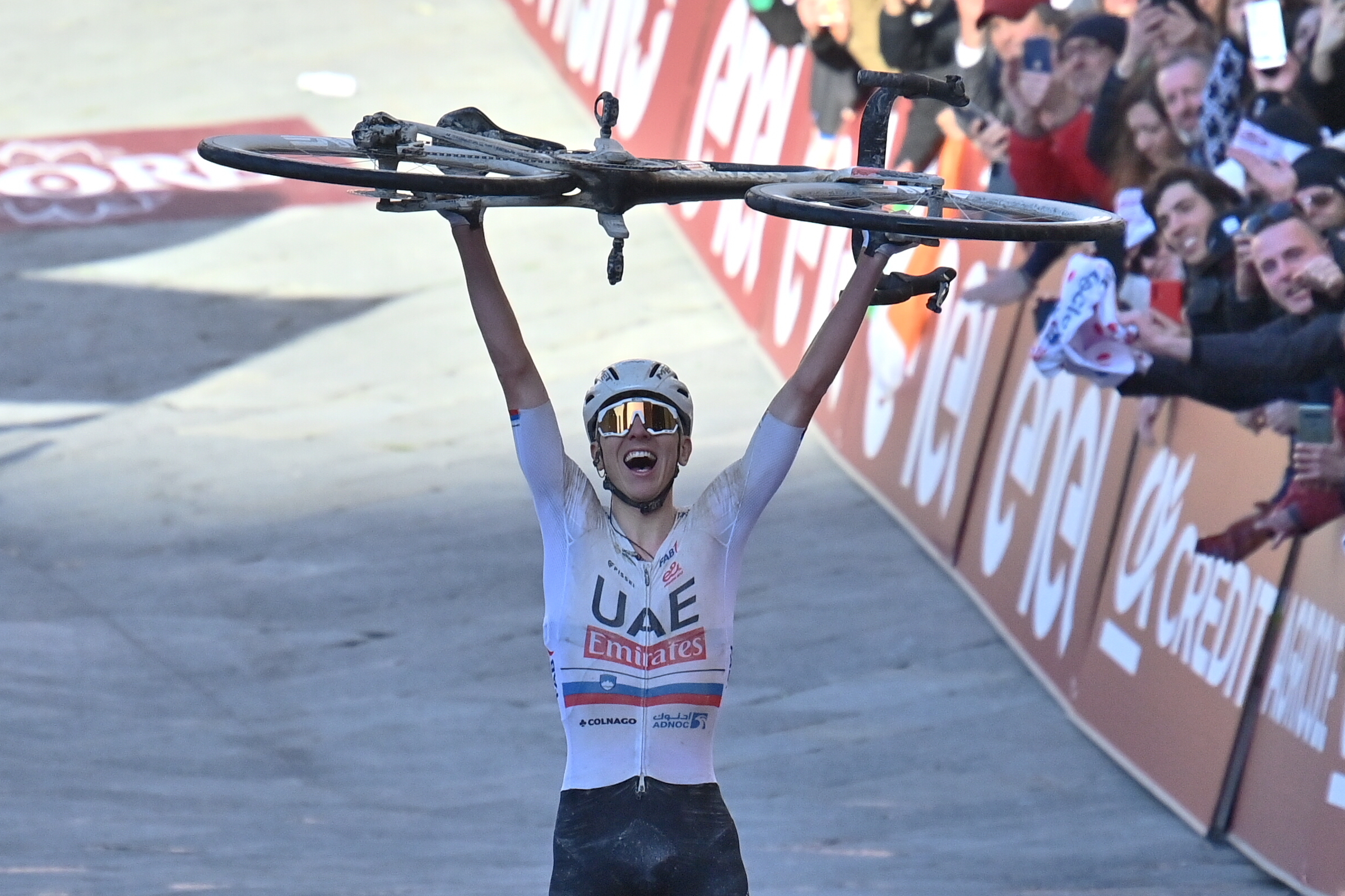 VIDEO Arrivo trionfale di Tadej Pogacar alla Strade Bianche 2024