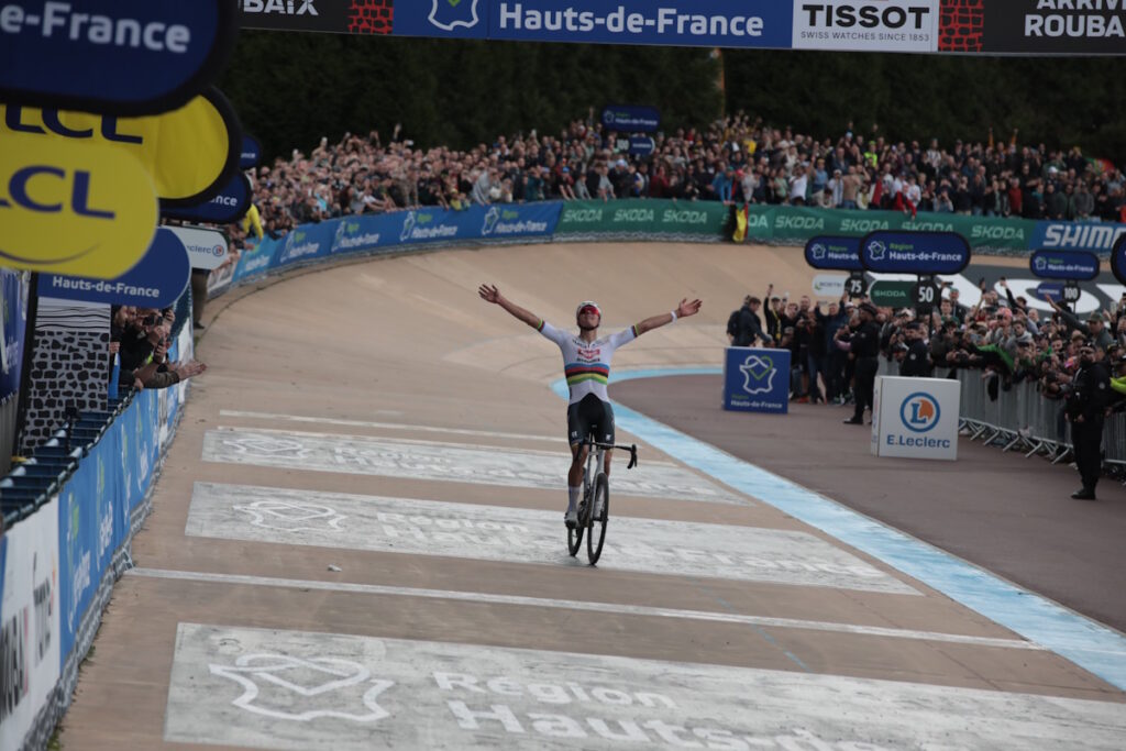 ParigiRoubaix 2024, ennesima impresa di Mathieu van der Poel! Alpecin