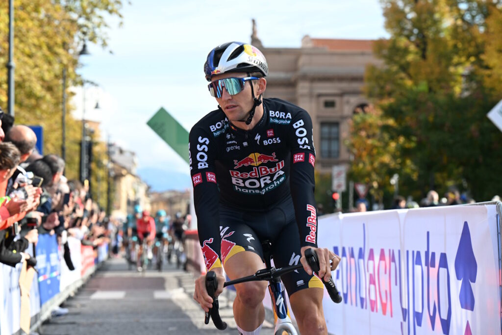 High-Quality Vuelta, Sabato Il Via Da Venaria Reale: Nella Red Bull Pellizzari Affianca Hindley Wallpaper for Mobile High-Quality Vuelta, Sabato Il Via Da Venaria Reale: Nella Red Bull Pellizzari Affianca Hindley Wallpaper for Mobile