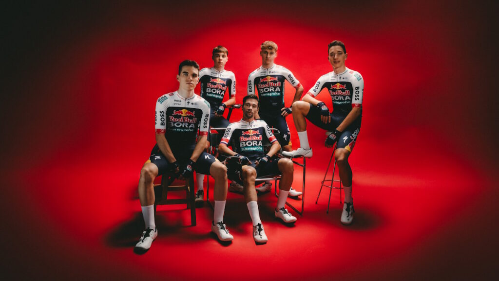 Spectacular Vuelta, Sabato Il Via Da Venaria Reale: Nella Red Bull Pellizzari Affianca Hindley Artwork Photography Spectacular Vuelta, Sabato Il Via Da Venaria Reale: Nella Red Bull Pellizzari Affianca Hindley Artwork Photography